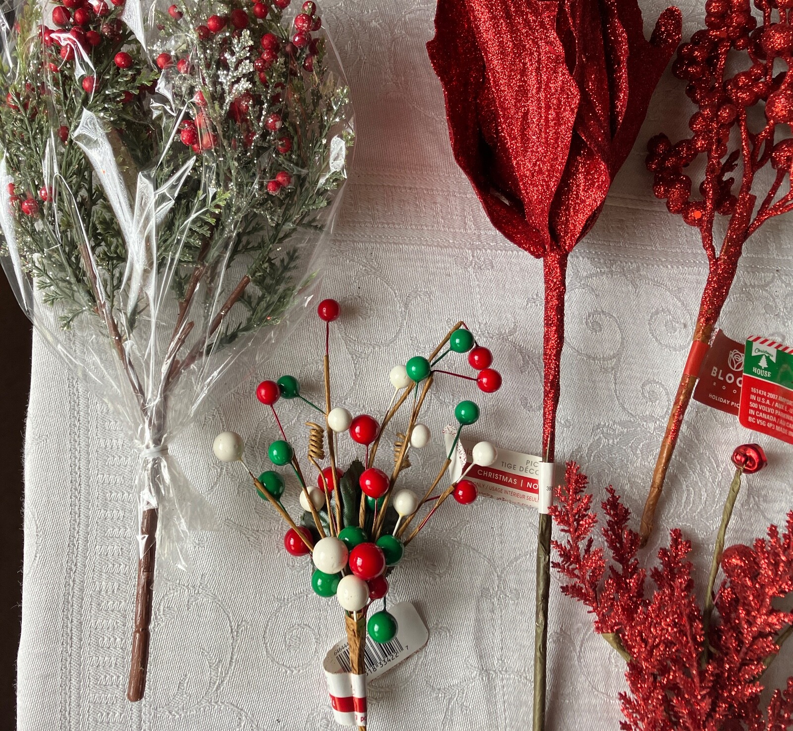 BEAUTIFUL HUGE LOT OF 23 PIECES OF FLORAL DECOR FOR THE HOLIDAY SEASON.
