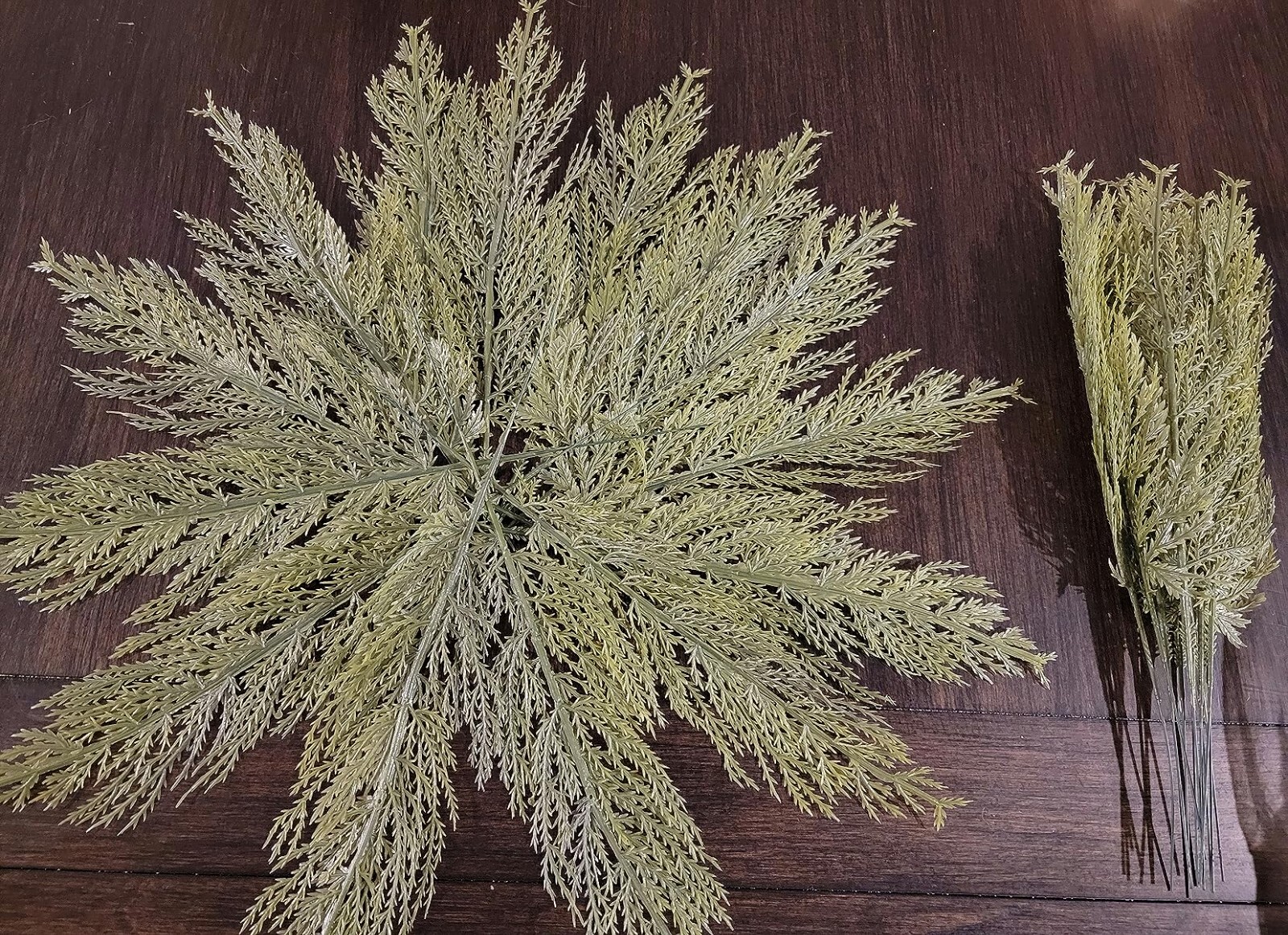 Sukh 25pcs Artificial Pine Branches – Faux Evergreen Pine Leaves Pine Sprigs for