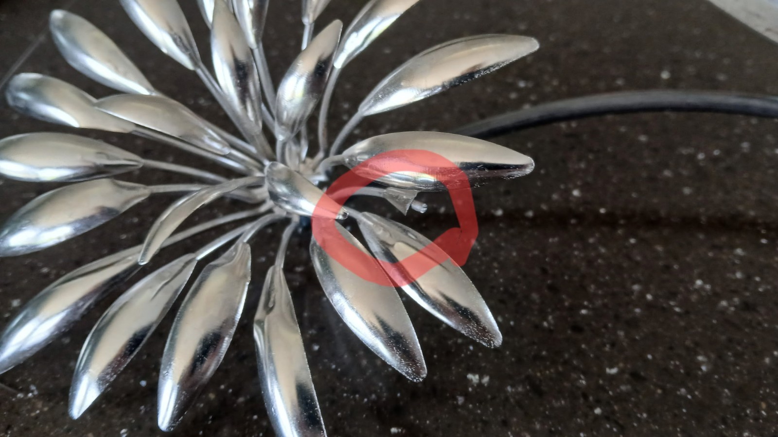 Metal Decorative Silver Dandelion Flower. Dimensions: 15″(Approx) X 6″(Approx).