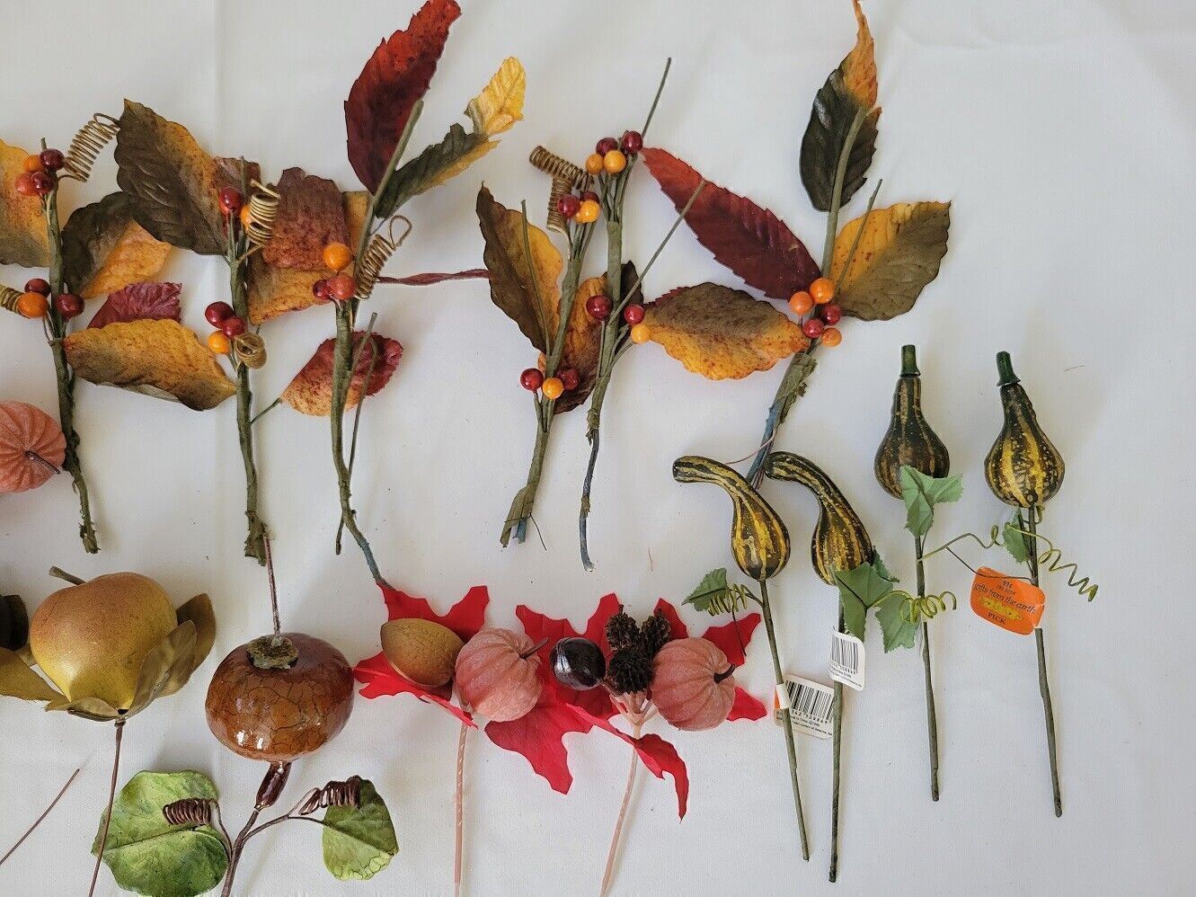 Fall Decorations, Leaves, Lot of 25 pieces Craft pumkins fillers decor foliage