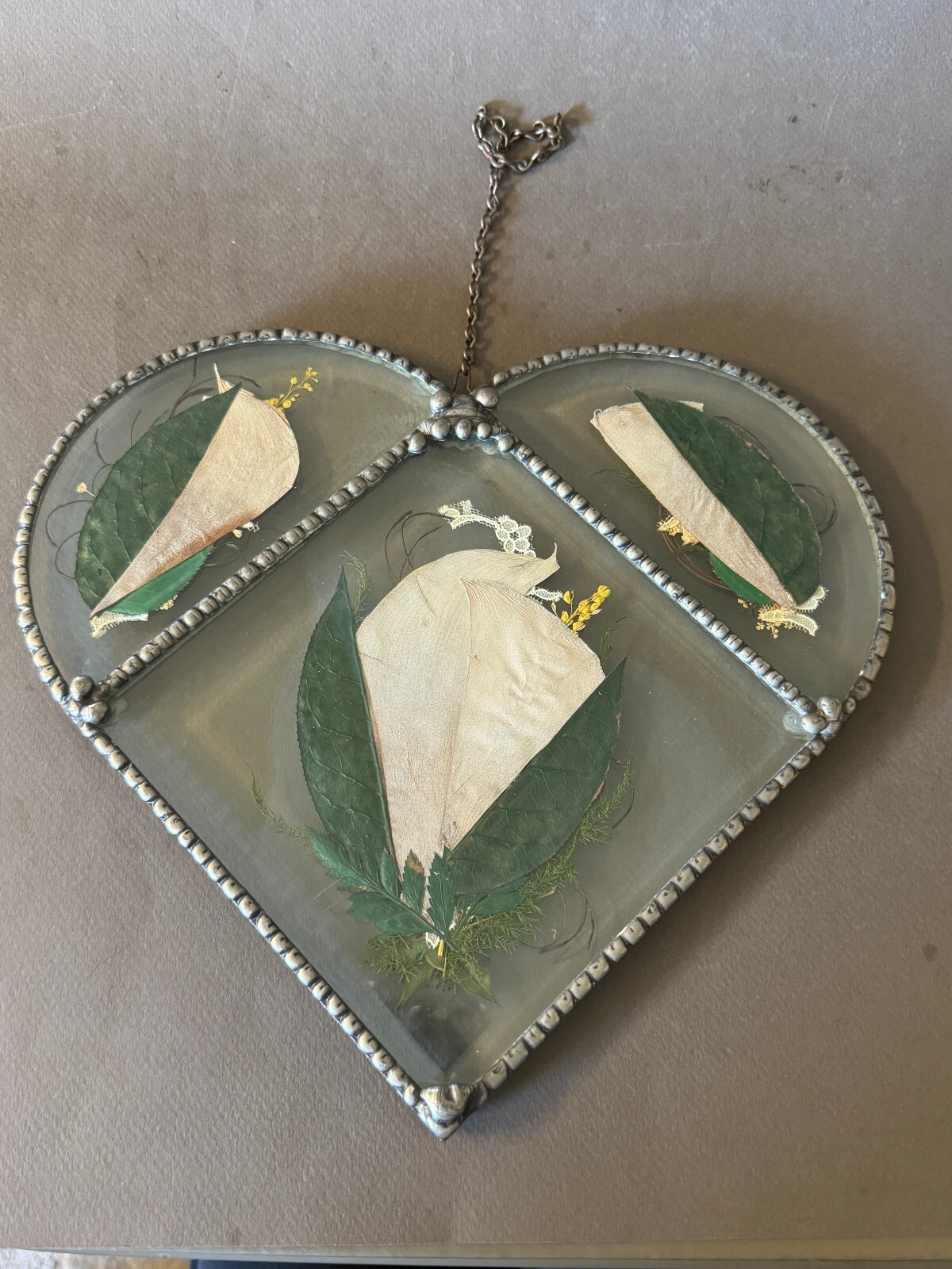 DRIED PRESSED FLOWER & LACE FACETED HEART FRAME WALL HANGING SUN CATCHER VTG