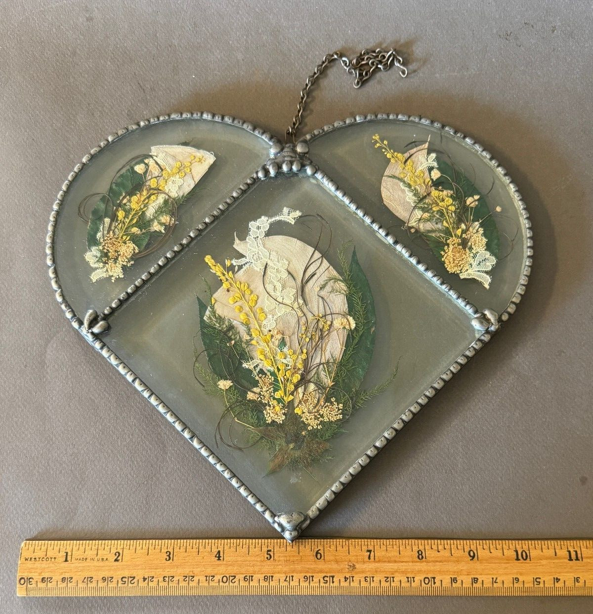 DRIED PRESSED FLOWER & LACE FACETED HEART FRAME WALL HANGING SUN CATCHER VTG