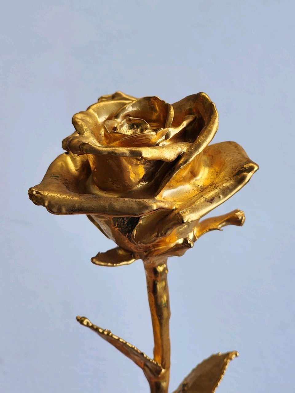 Vintage 12″ Gold Tone Long Stem Rose Decorative Metal Flower Floral Display