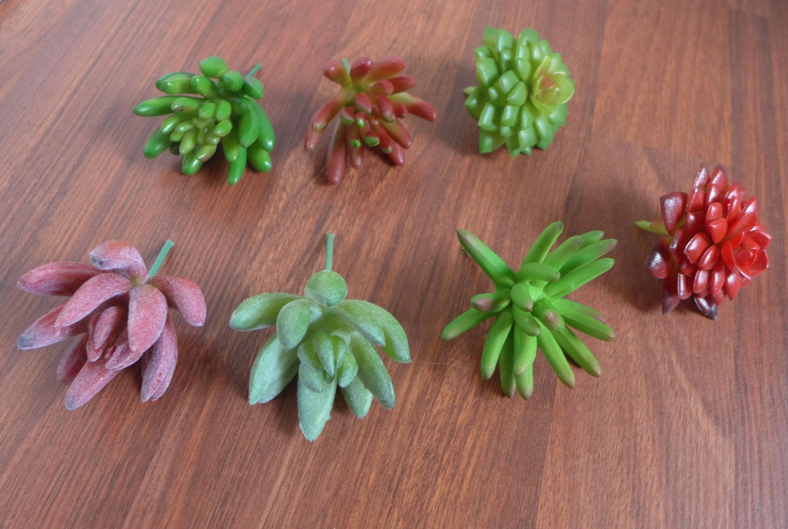 Set of 7 Artificial Miniature Succulents Grass Faxe Plastic Plants (2 Colors)