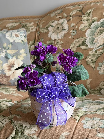 Decor Artificial spring flowers purple violets in a pot