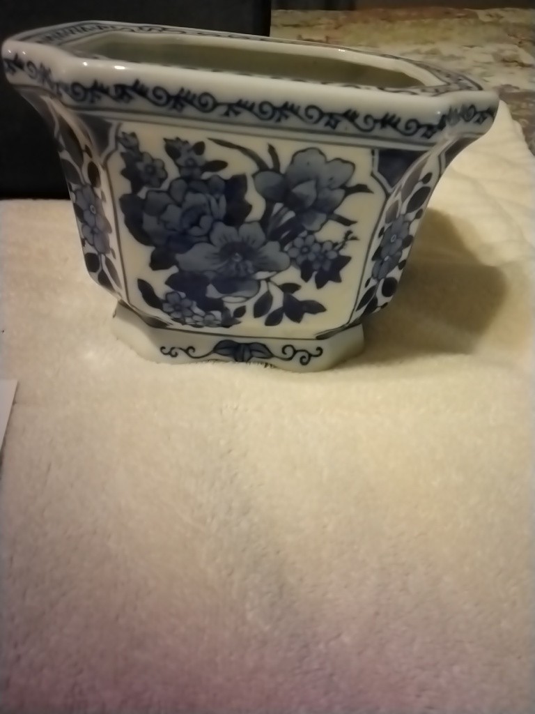 BEAUTIFUL SET OF BLUE/WHITE FLORAL DESIGN ITEMS
