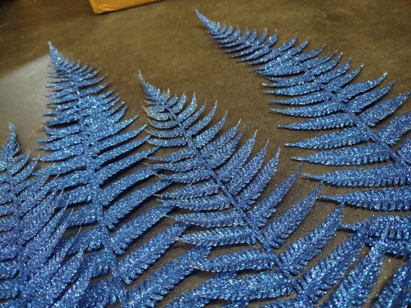 6 Pieces Sapphire Blue Glittered Retro Plastic Forrest Fern, 2 Sizes 15″ & 24″