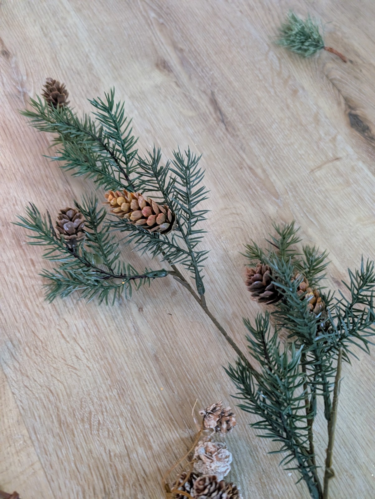 12Pcs Artificial Holly Berries Pinecones Gold Trim Rattan Star