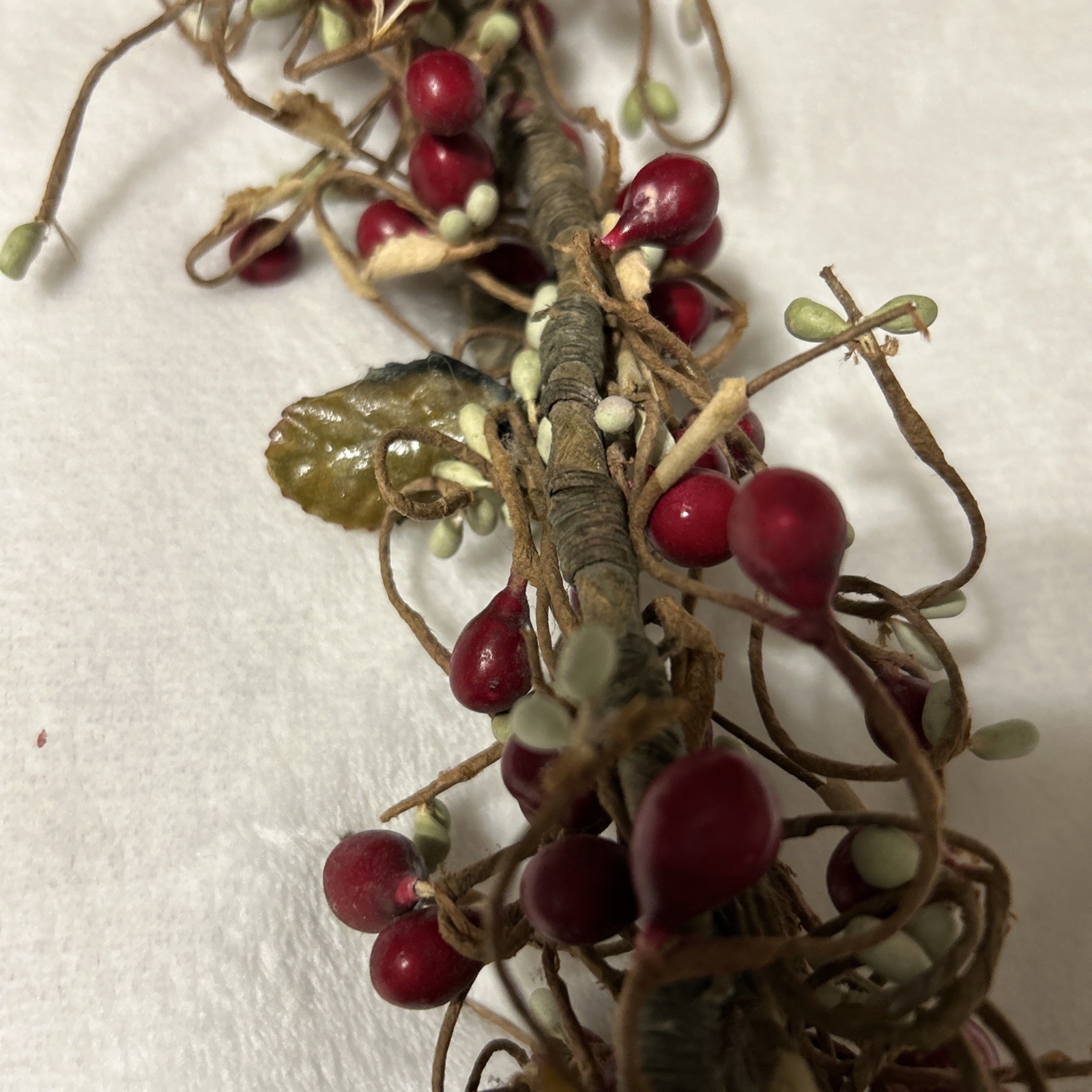 56″ Rustic RED PIP BERRY Pale Green /Cream Bud Window Shelf Garland Swag Vine