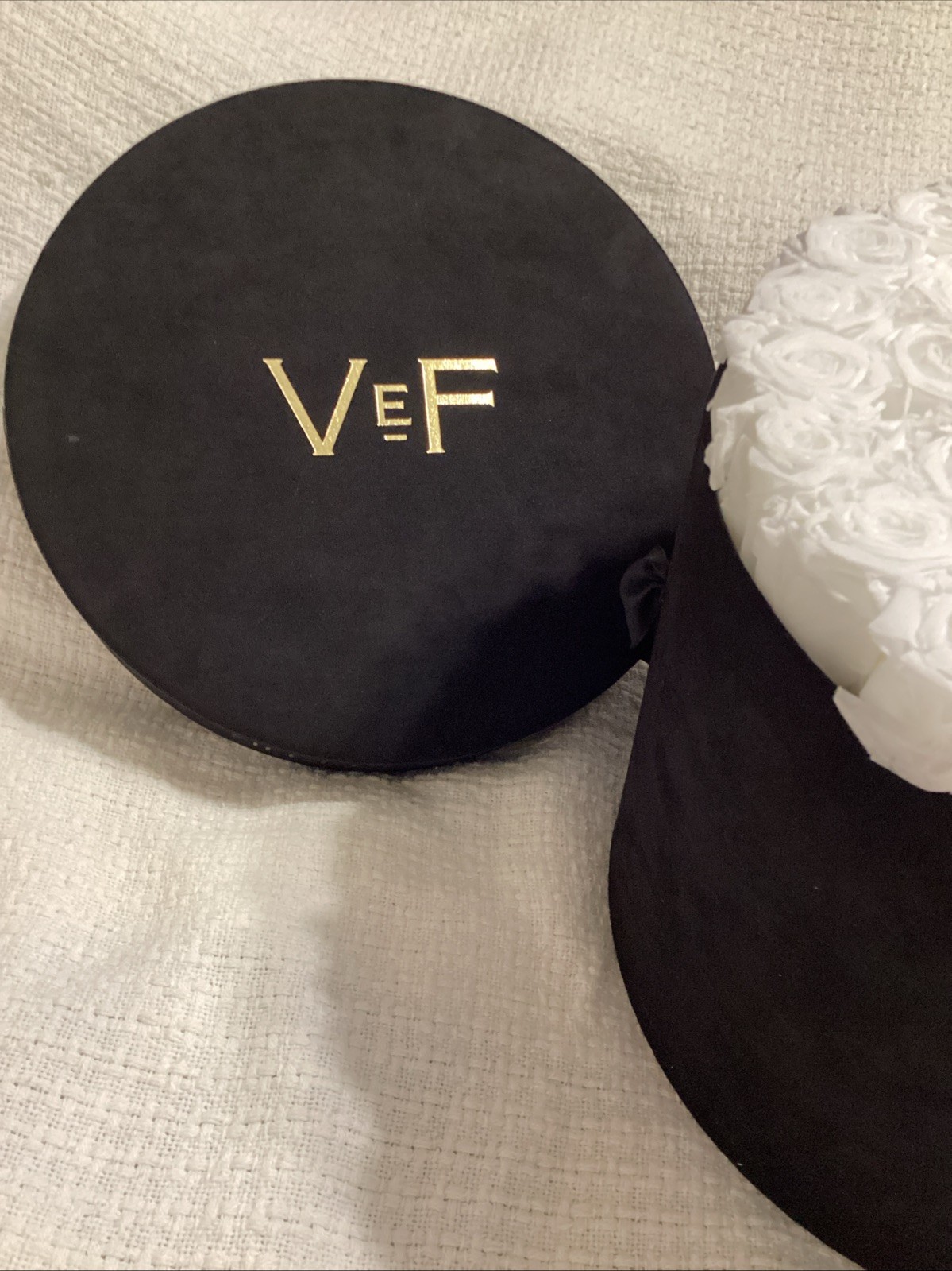 Venus et Fleur White Roses Flower Box Arrangement Large Black Container 46 Roses