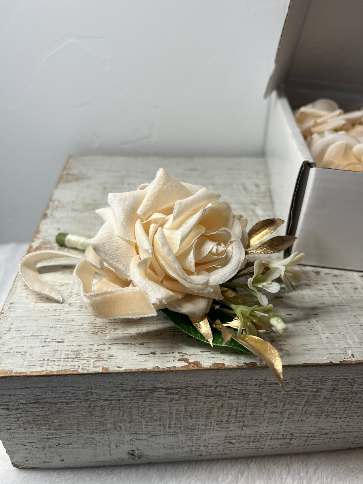 Set of 6 Serwalin Champagne Artificial Flower Boutonnieres NIB