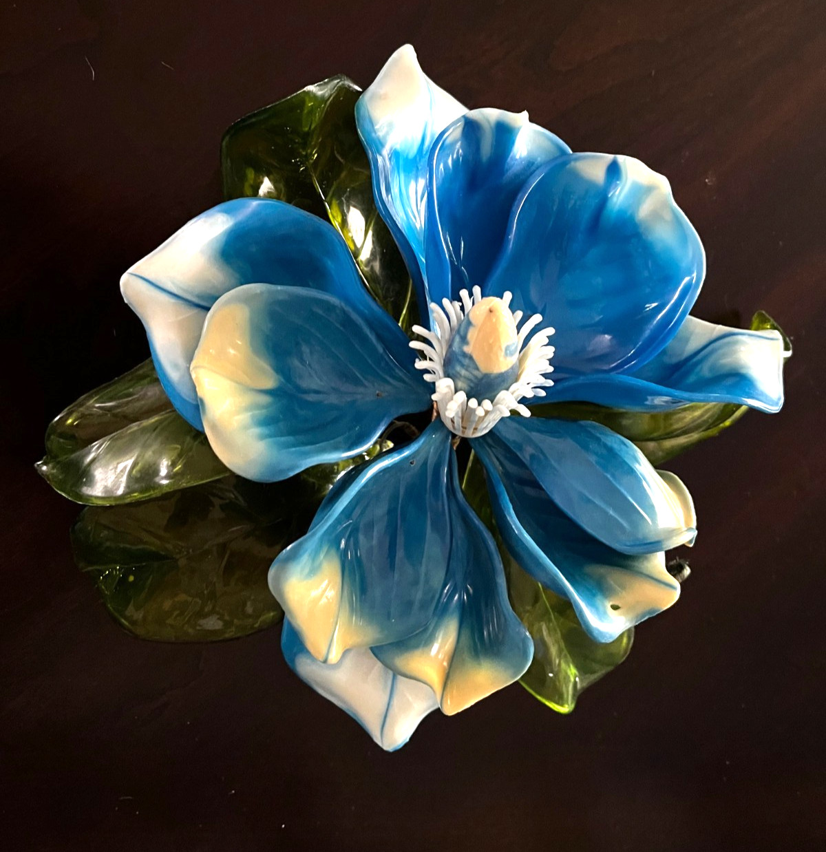 💙VTG LUCITE HAND‑CRAFTED • MAGNOLIA SCULPTURE • BLUE PETALS, GREEN LEAVES 10×9″