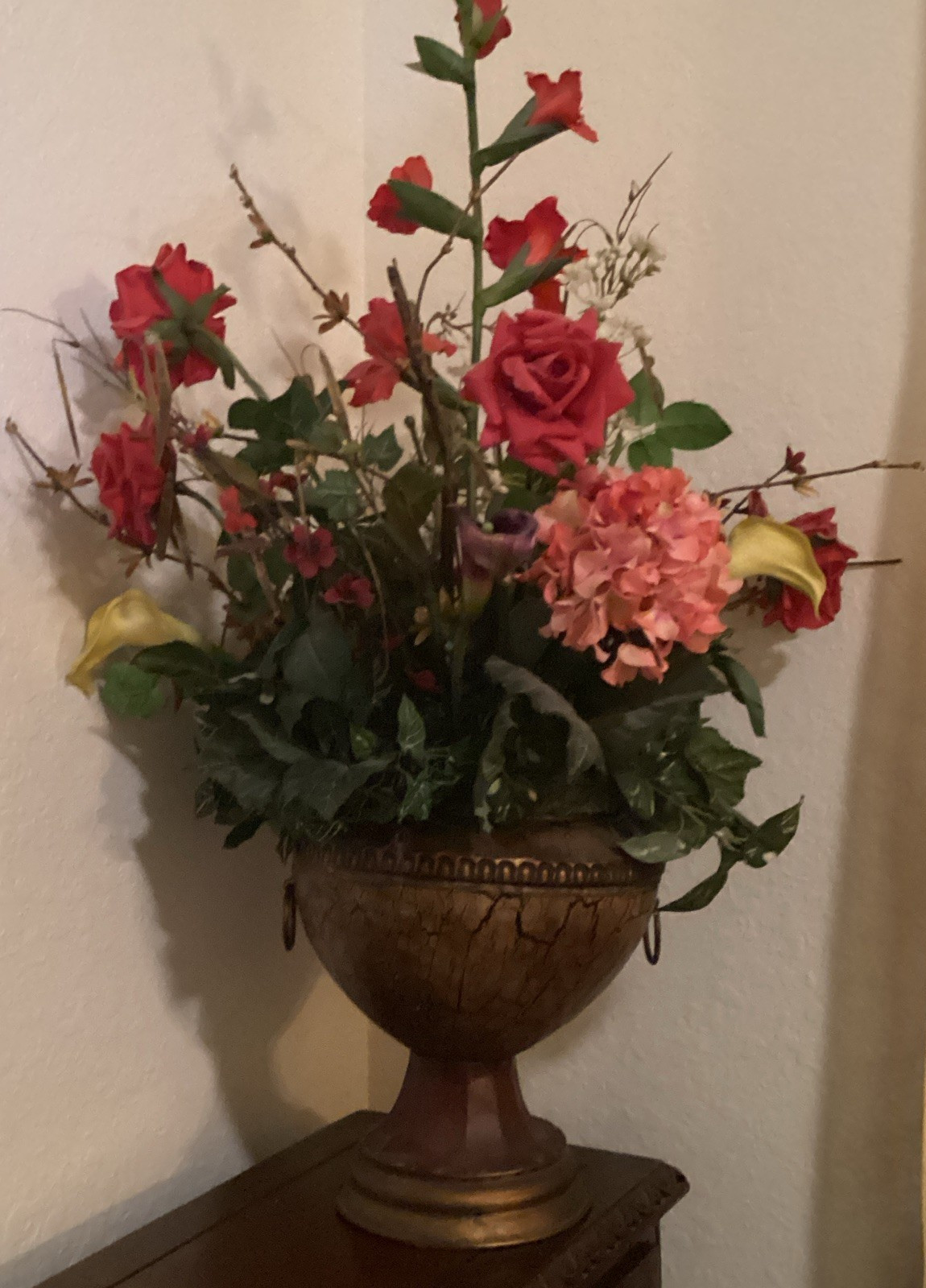 Artificial Multicolor Rose Hydrangea Calla Lily Arrangement in Decorative Vase