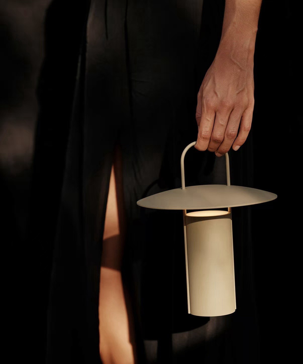Modern Portable “Ray Lamp” – Minimalist LED Table Lamp | Indoor & Outdoor Lighti