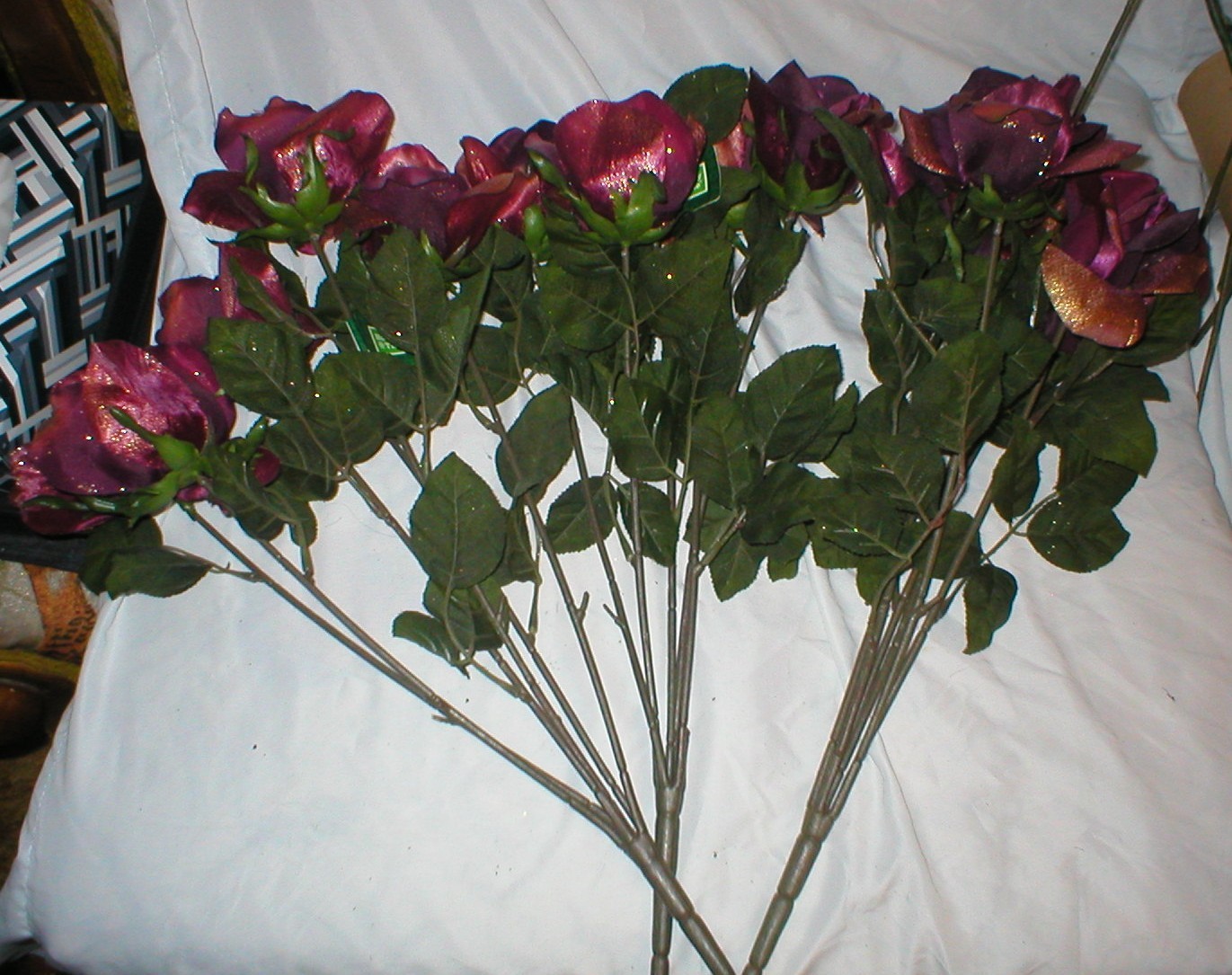 15 ROSES ARTIFICIAL 20″ LONG DARK RED WITH GLITTER LOT SOLD AS IS