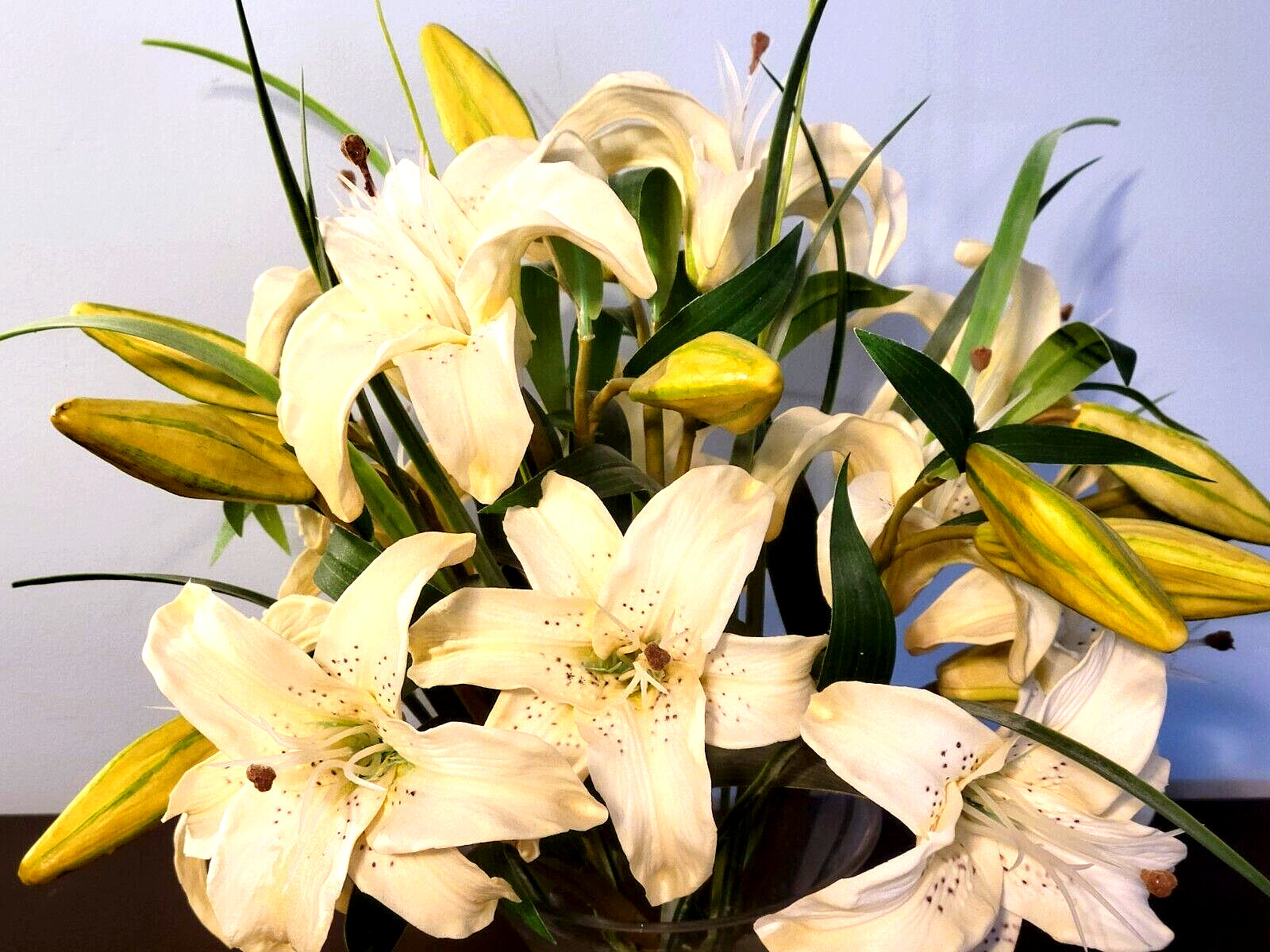 Petals Office Scapes Direct Silk Lillies Floral Arrangement In Glass Vase PSJ