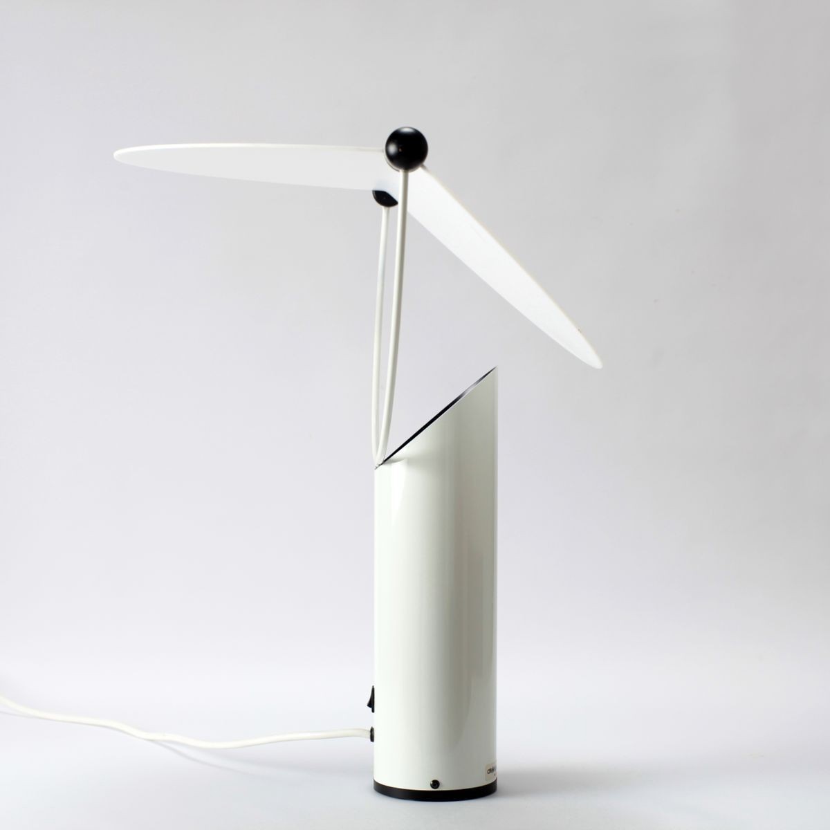 Italian Modern Table Lamp – Sculptural White Metal Design – Minimalist P