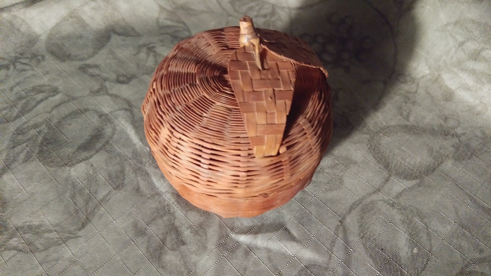 basket apple with two leaves