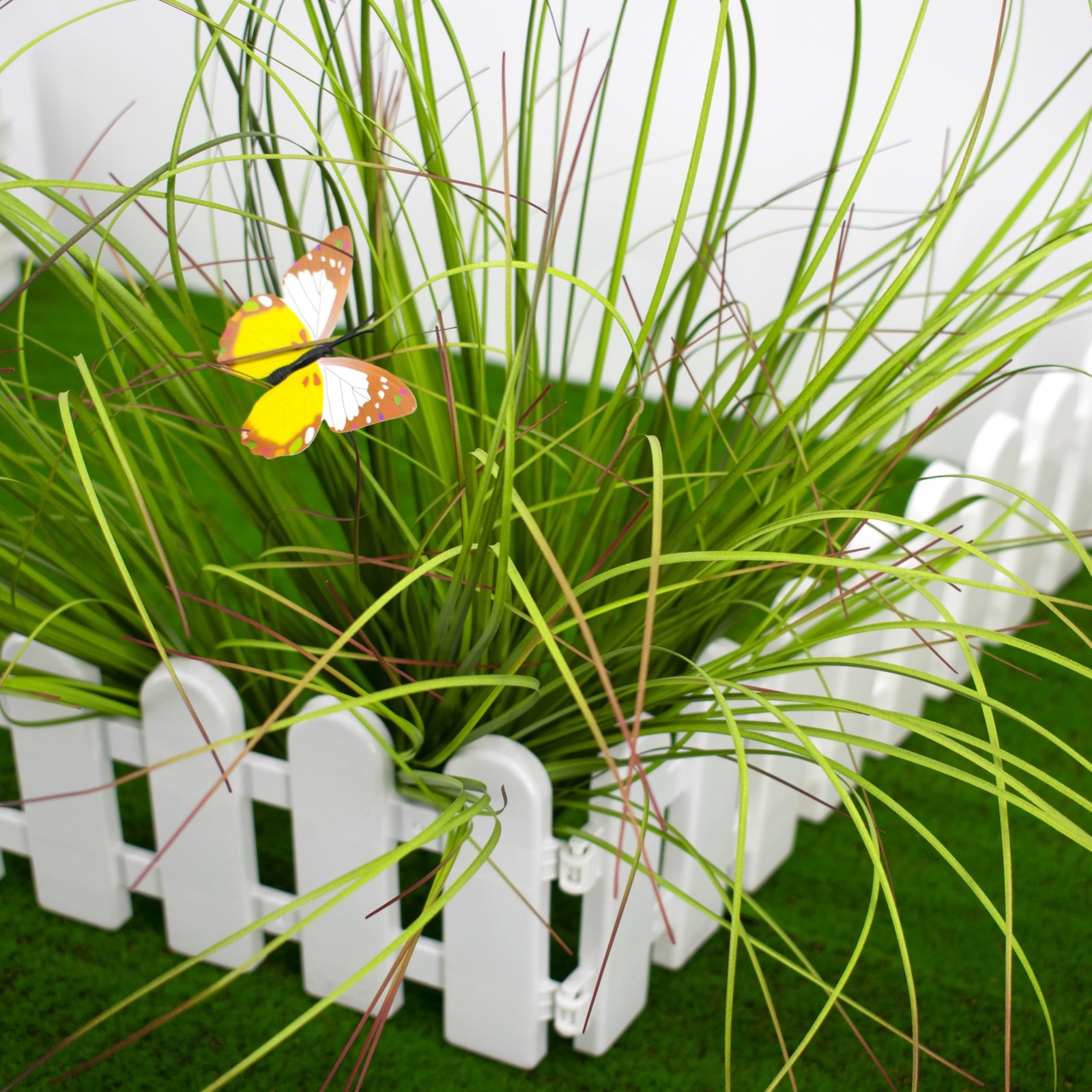 Plantas artificiales de exterior, arbustos altos de color verde claro.