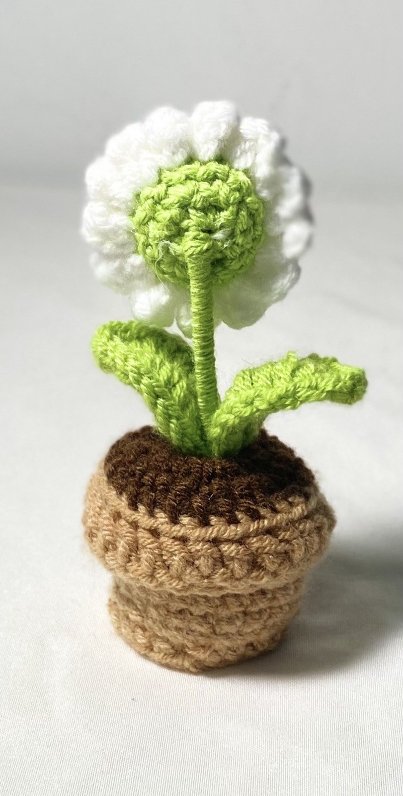 Artificial Crochet Daisy Yarn Flower Pot, White/Yellow, 10.5cm/5cm