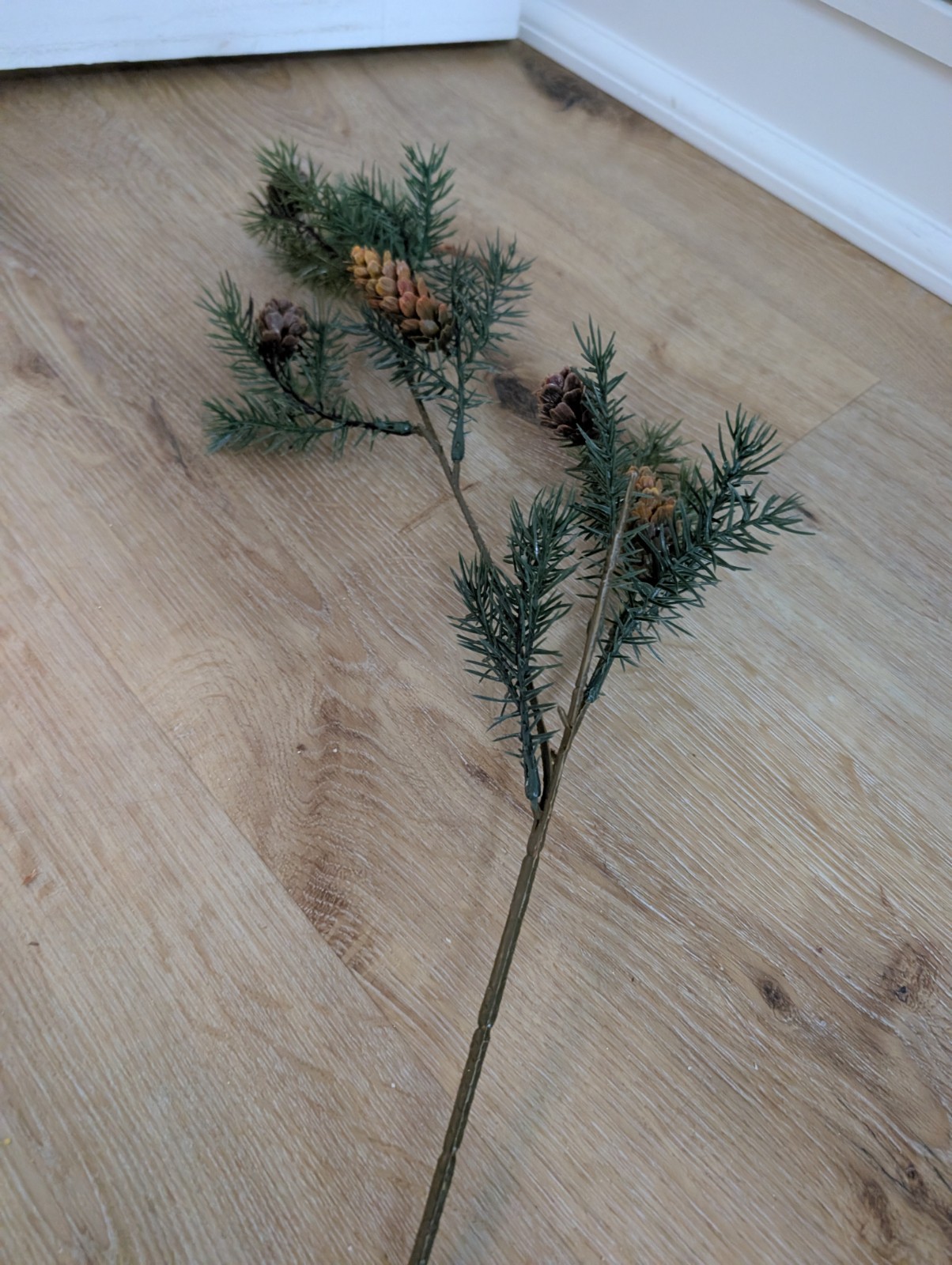 12Pcs Artificial Holly Berries Pinecones Gold Trim Rattan Star