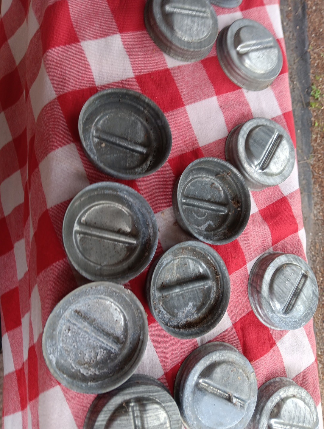 VINTAGE LOT OF 20 MASON JAR LIDS ZINC BAIL TOP CANNING FRUIT BALL ATLAS ??