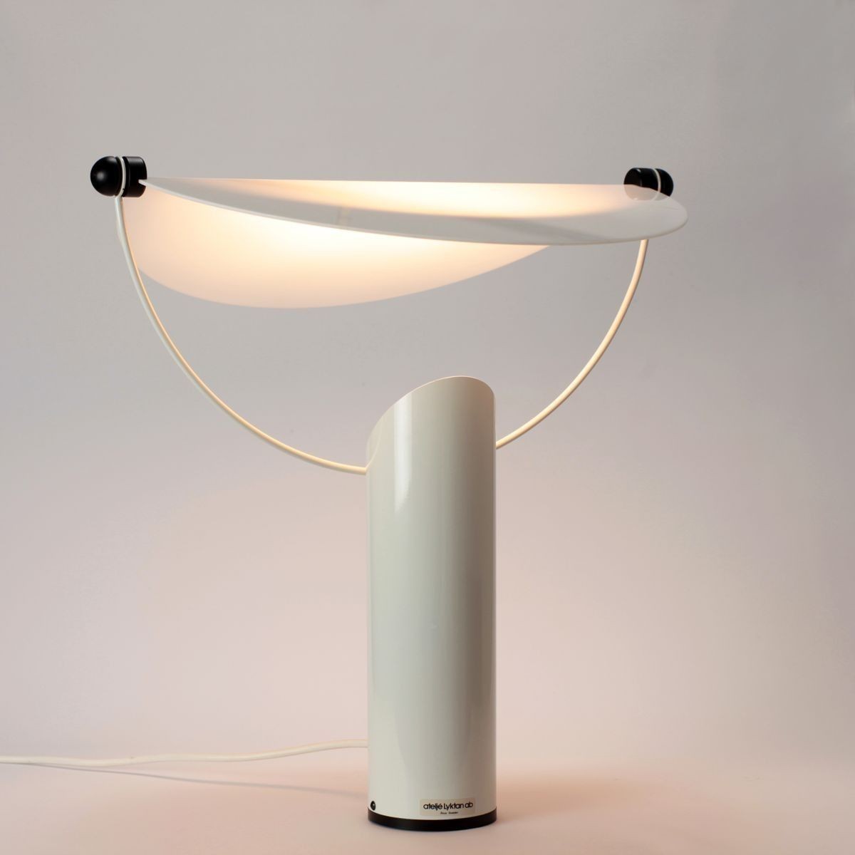 Italian Modern Table Lamp – Sculptural White Metal Design – Minimalist P