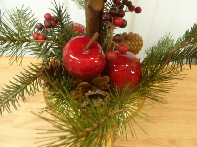 Rare Mark Roberts 20″ Apple Topiary with Pine, Pinecones, Berries, & Gold Pot