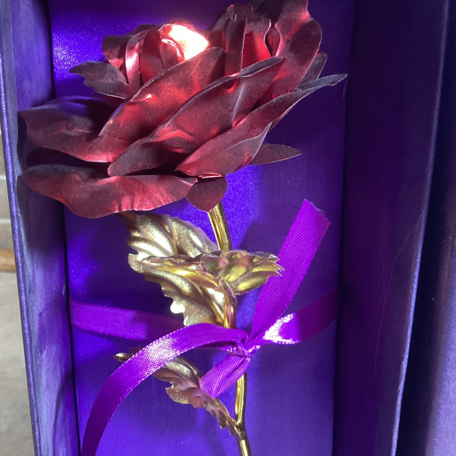 UniteStone 24kt Gold Foil Red Rose w/Gold Leaves 10″L, Lovely!
