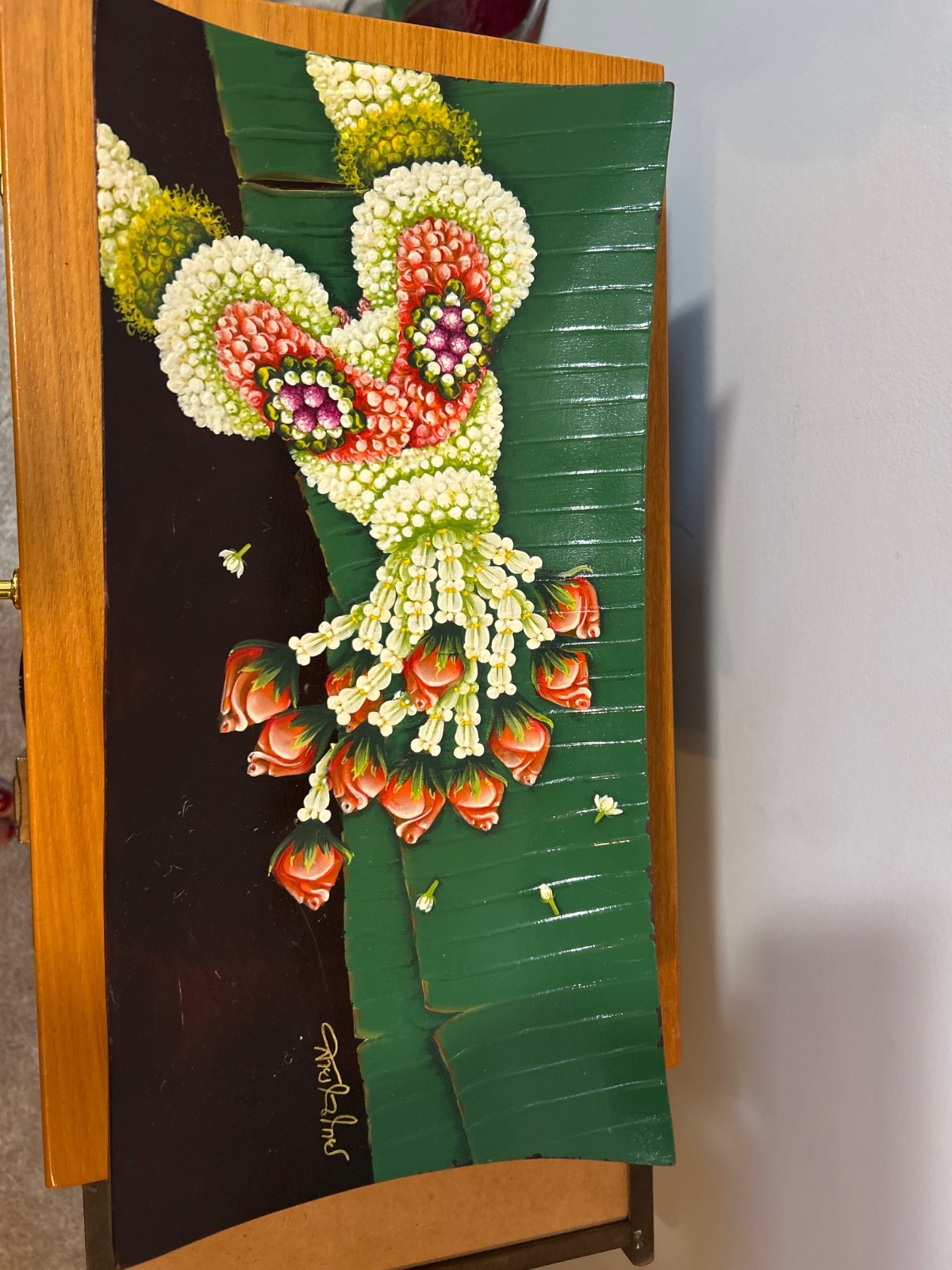 decorative tray features a detailed painting of a traditional Thai phuang malai