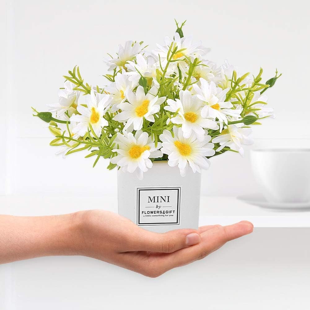 Elegant Mini Faux Daisy Flower in Ceramic Vase – Perfect Home Decor Accent