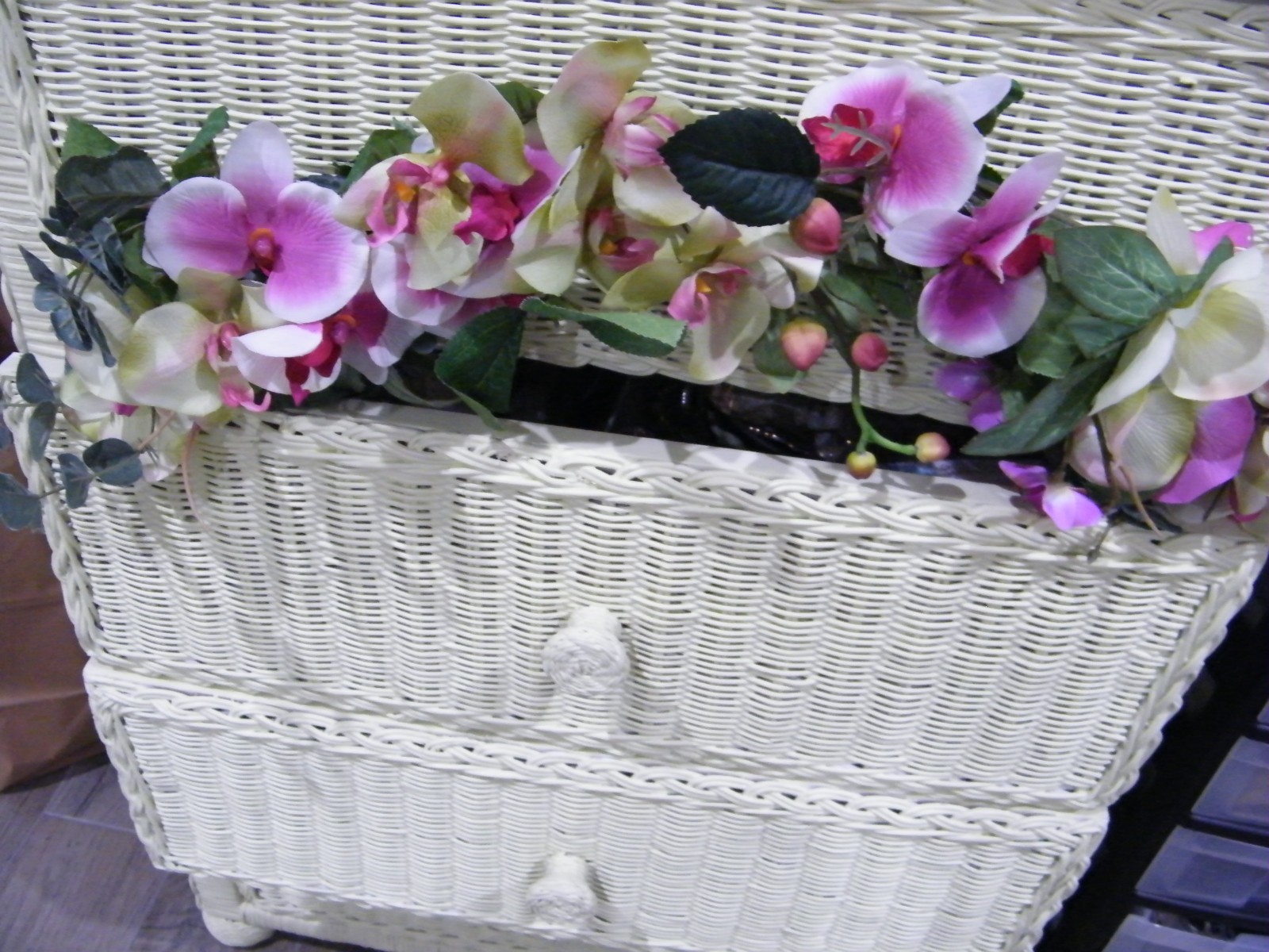 multiple artifical silk PURPLE ORCHIDS on 26″ GARLAND / twisted display