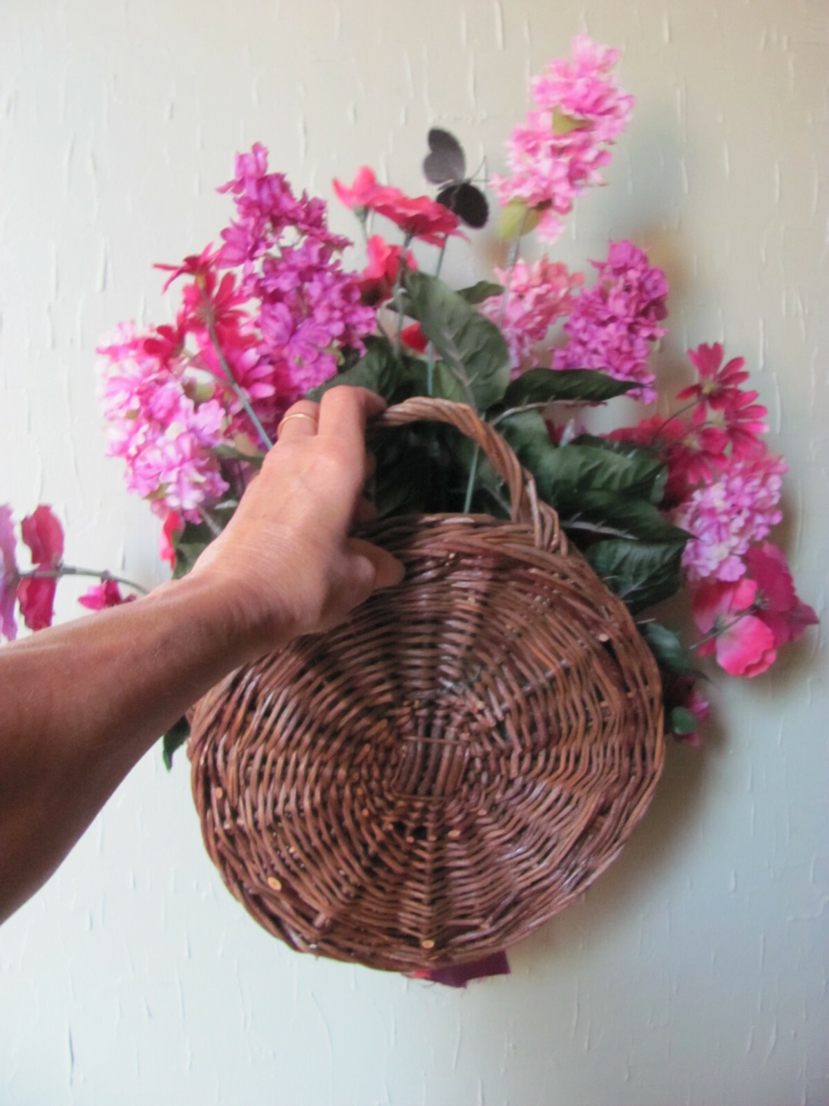 PINK SILK FLORAL ARRANGEMENT WALL / DOOR HANGING BASKET w/RIBBON BUTTERFLY