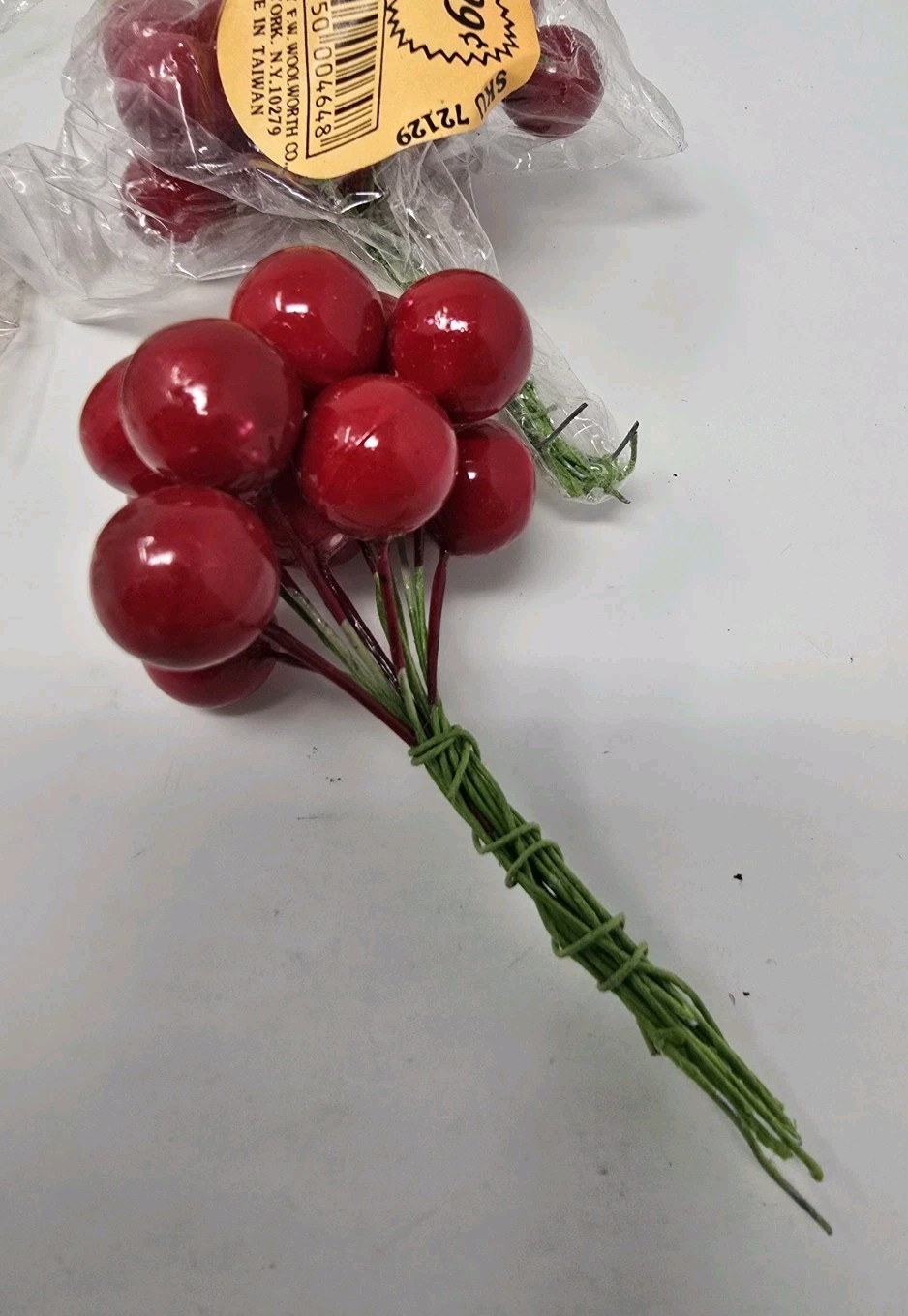 Vtg Woolworth Wired Mini Red Fruit Holly Cluster Picks Decor Green Stem 14 Bunch