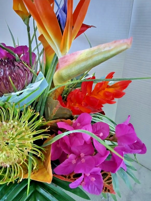Artificial tropical floral arrangement (ROUND)