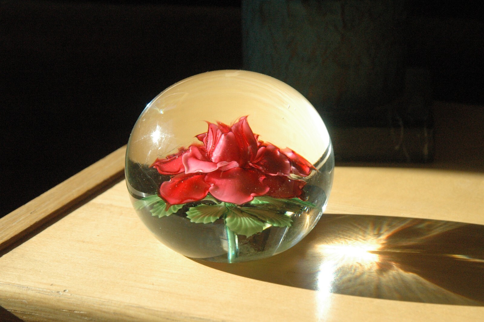 STEVEN LUNDBERG Red Rose Art Glass 1999 Paperweight, Approx 3.5″Hx4″W