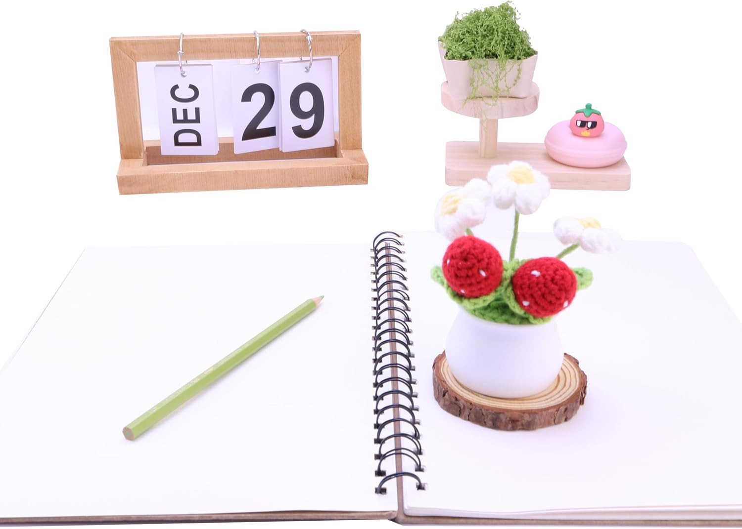 Crocheted Strawberry Potted Plants with Wool, Hand-Made Artificial Flowers and L