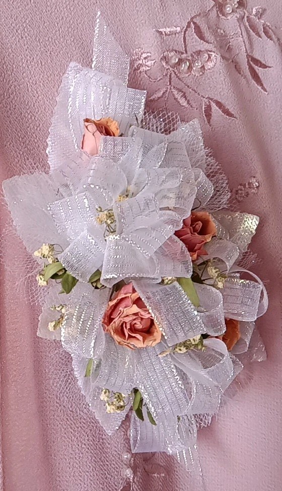 Vintage 5-1″ Roses,Babys Breath & Ribbon Near Perfect Dried Condition Corsage