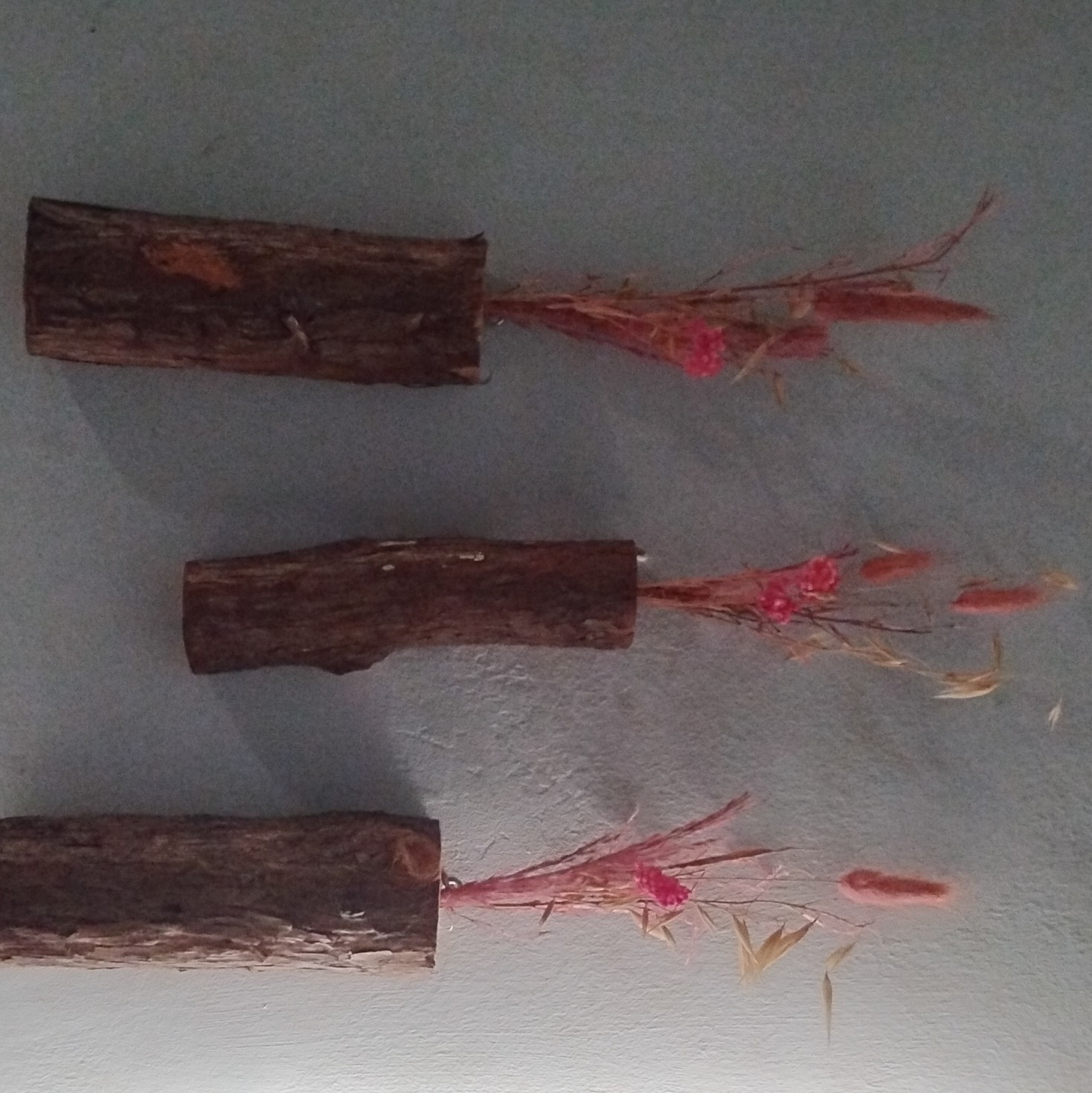Rustic Wood Floral Wall Decor, Artificial Arrangement & Centerpiece, Brown/Pink