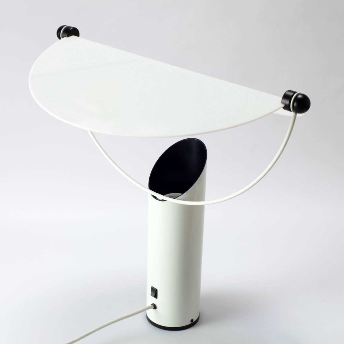Italian Modern Table Lamp – Sculptural White Metal Design – Minimalist P