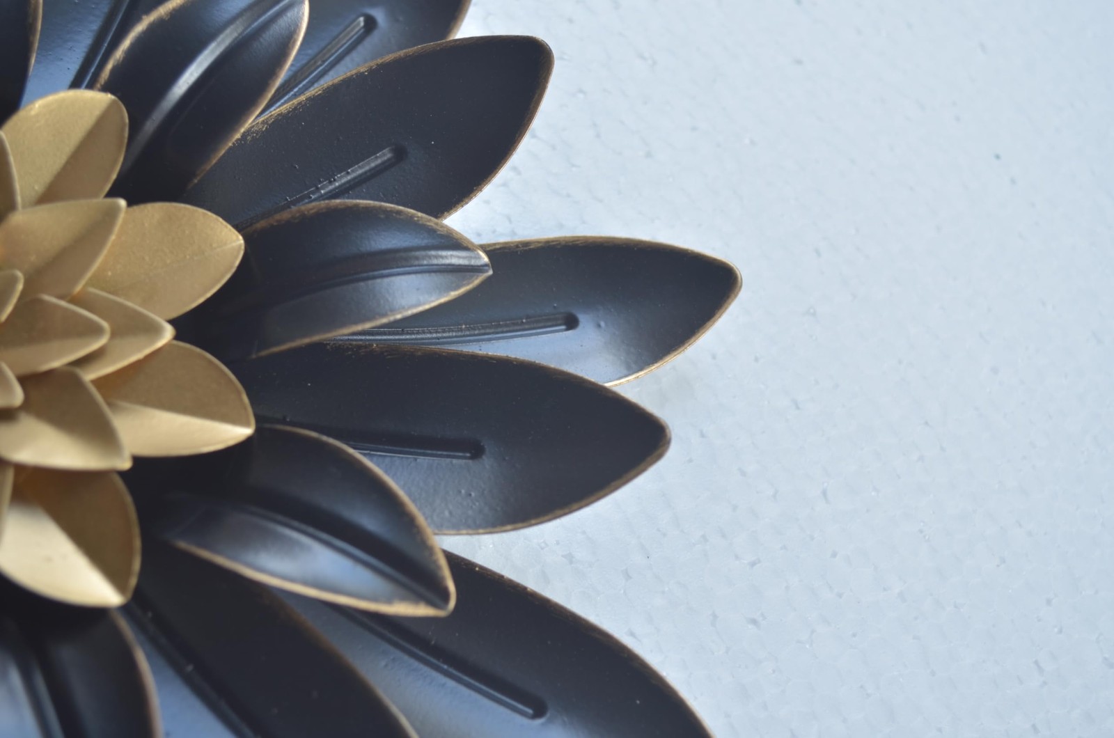 Wjterapuu 2pcs Black Metal Flower Wall Decor. (11″ H x 11″ W x 1.18″ D)