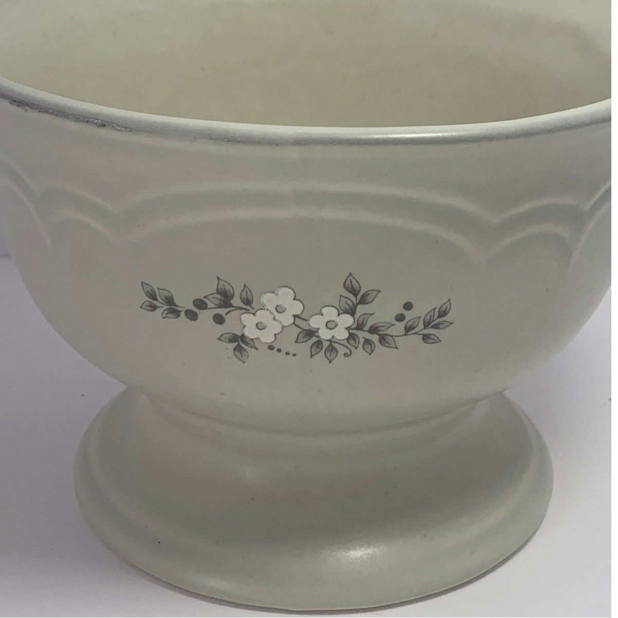 VTG Pfaltzgraff Stoneware Heirloom Pedestal Footed Serving Bowl USA Discontinue