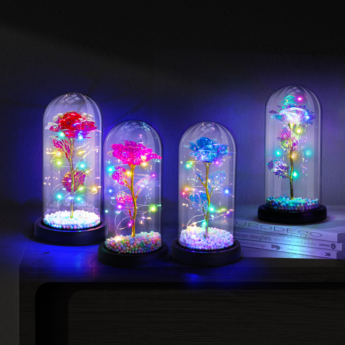 La Rose éternelle illumine le cadeau à la femme décédée dans un dôme de verre