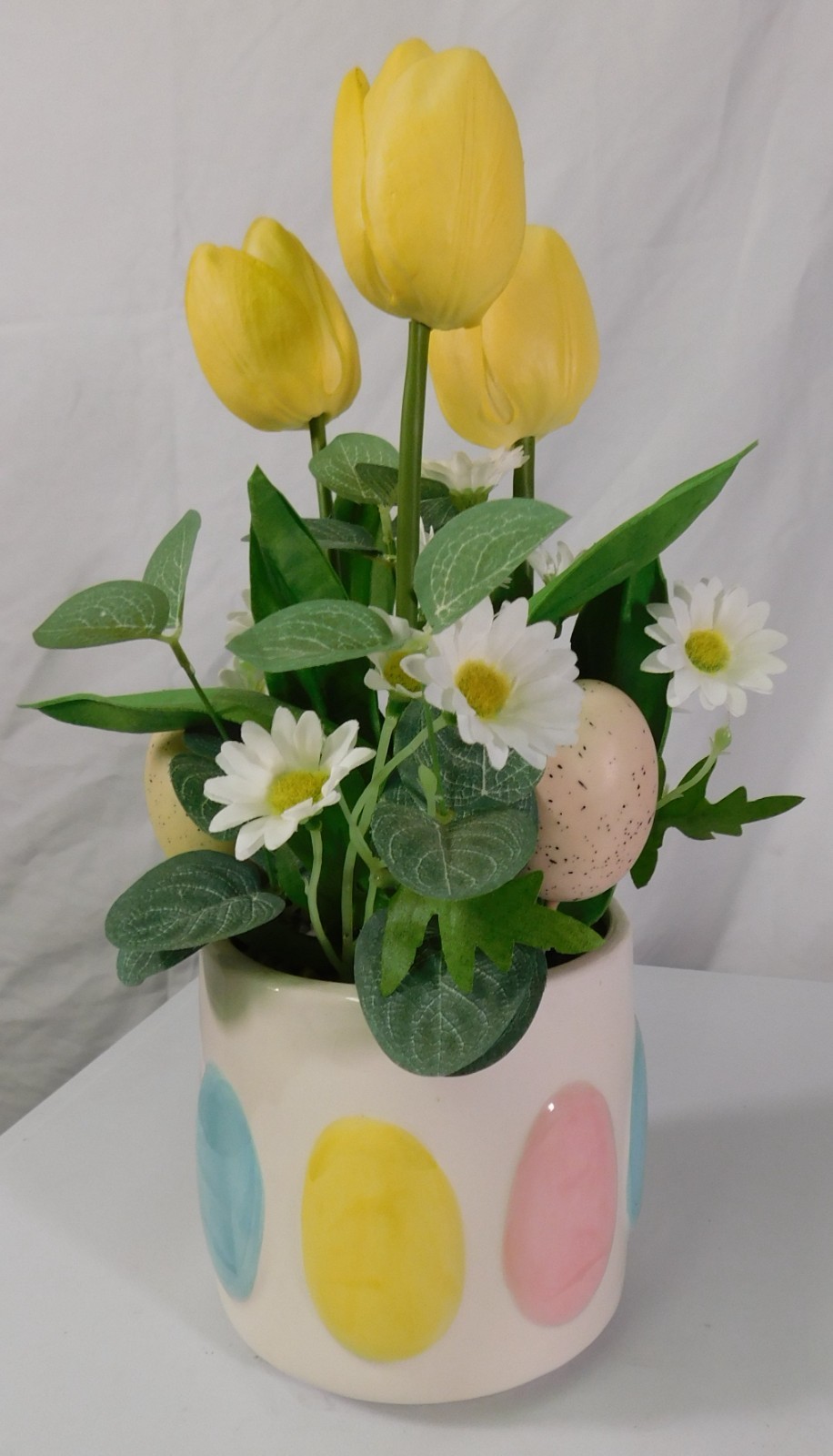 CERAMIC EASTER EGG PLANTER/VASE W/ARTIFICIAL ARRANGEMENT OF YELLOW TULIPS/DAISY