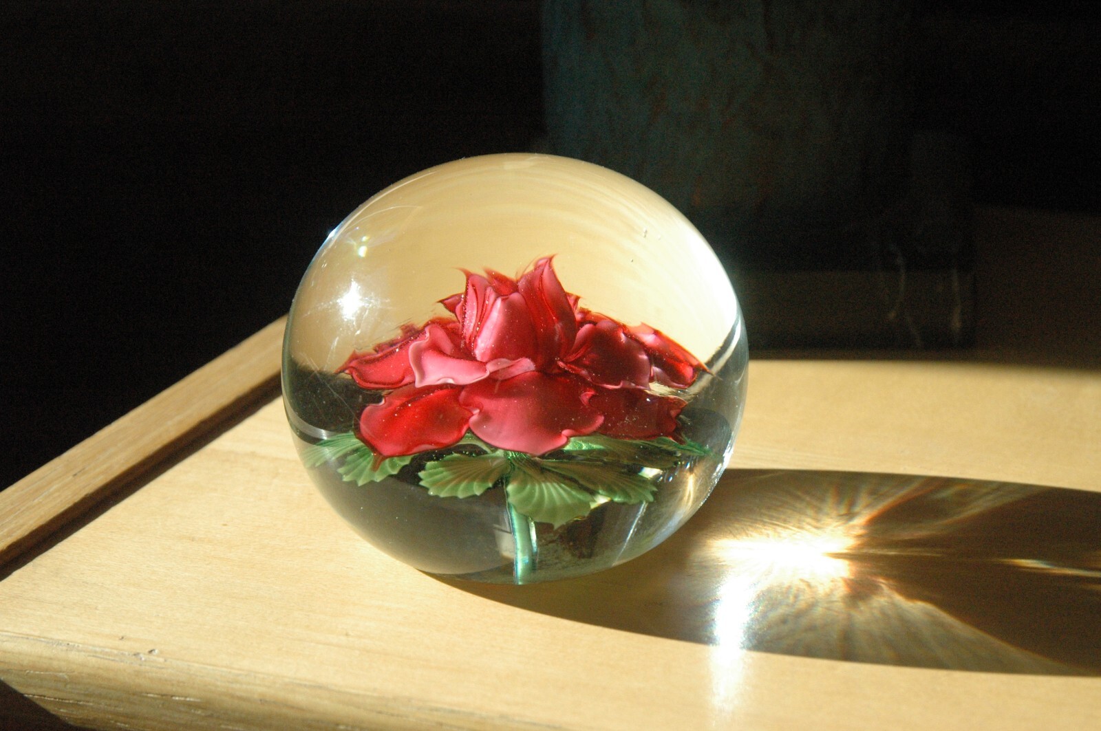 STEVEN LUNDBERG Red Rose Art Glass 1999 Paperweight, Approx 3.5″Hx4″W