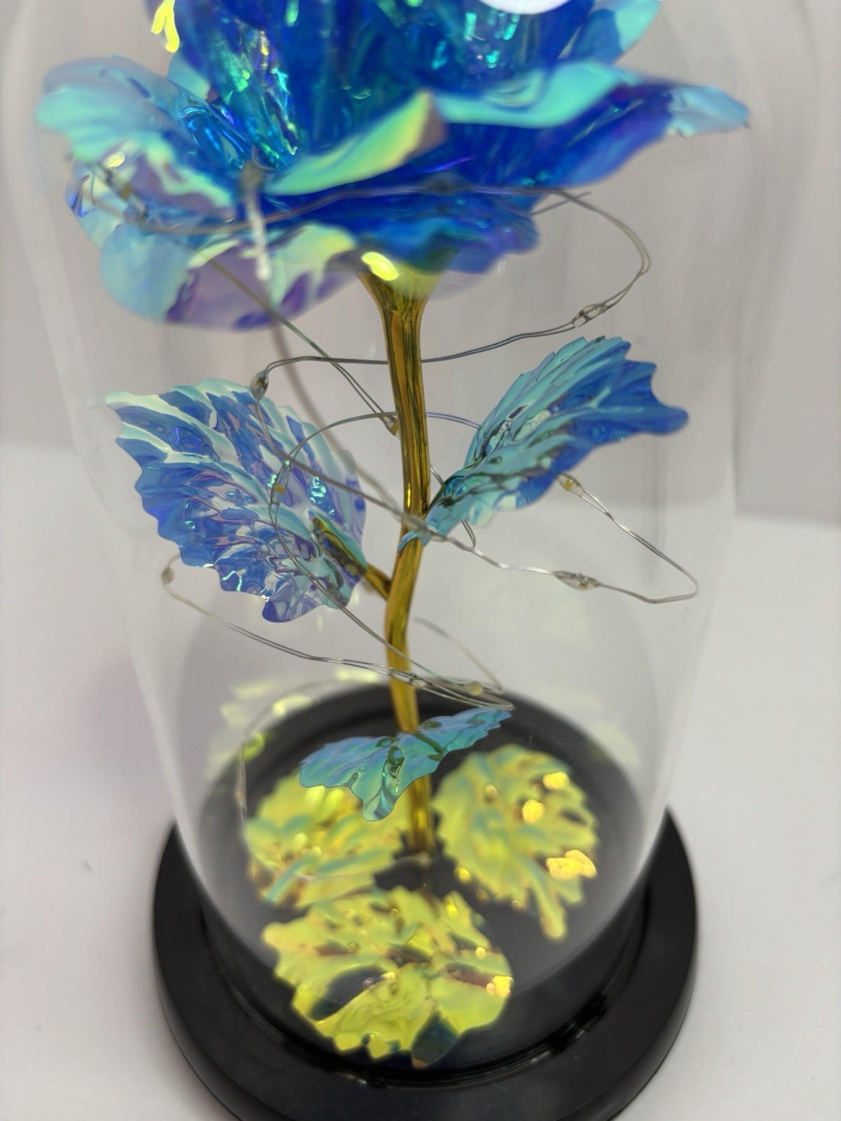 BLUE IRIDESCENT ETERNAL ROSE IN GLASS DOME WITH LED LIGHTS. VGC BATTERY WORKS.