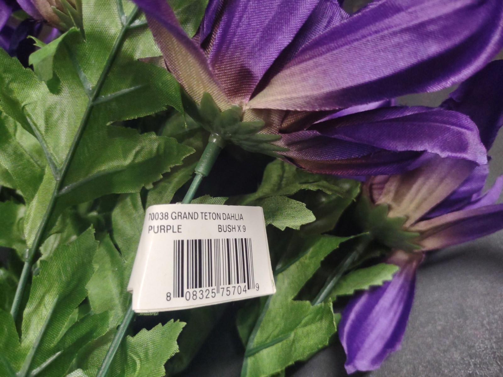 18″ Spider Dahlia, Silk Bush “Grand Teton” with 9 Stems, Purple, 5″ Blooms