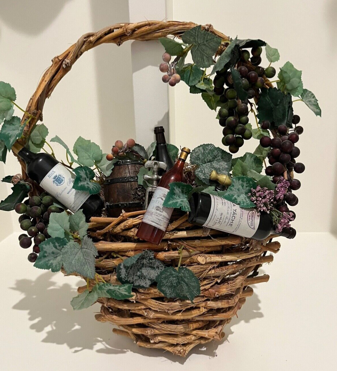 GRAPEVINE WREATH BASKET SHAPE DOOR/Wall Decor, Faux grapes, leaves, wine bottles