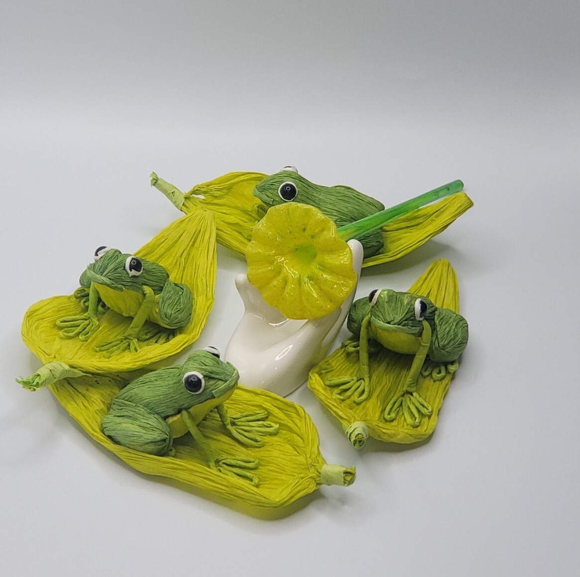 S/4 Handcrafted Crepe Paper Lifelike Frog/Lily Pad •Sturdy Colorful Decor Accent