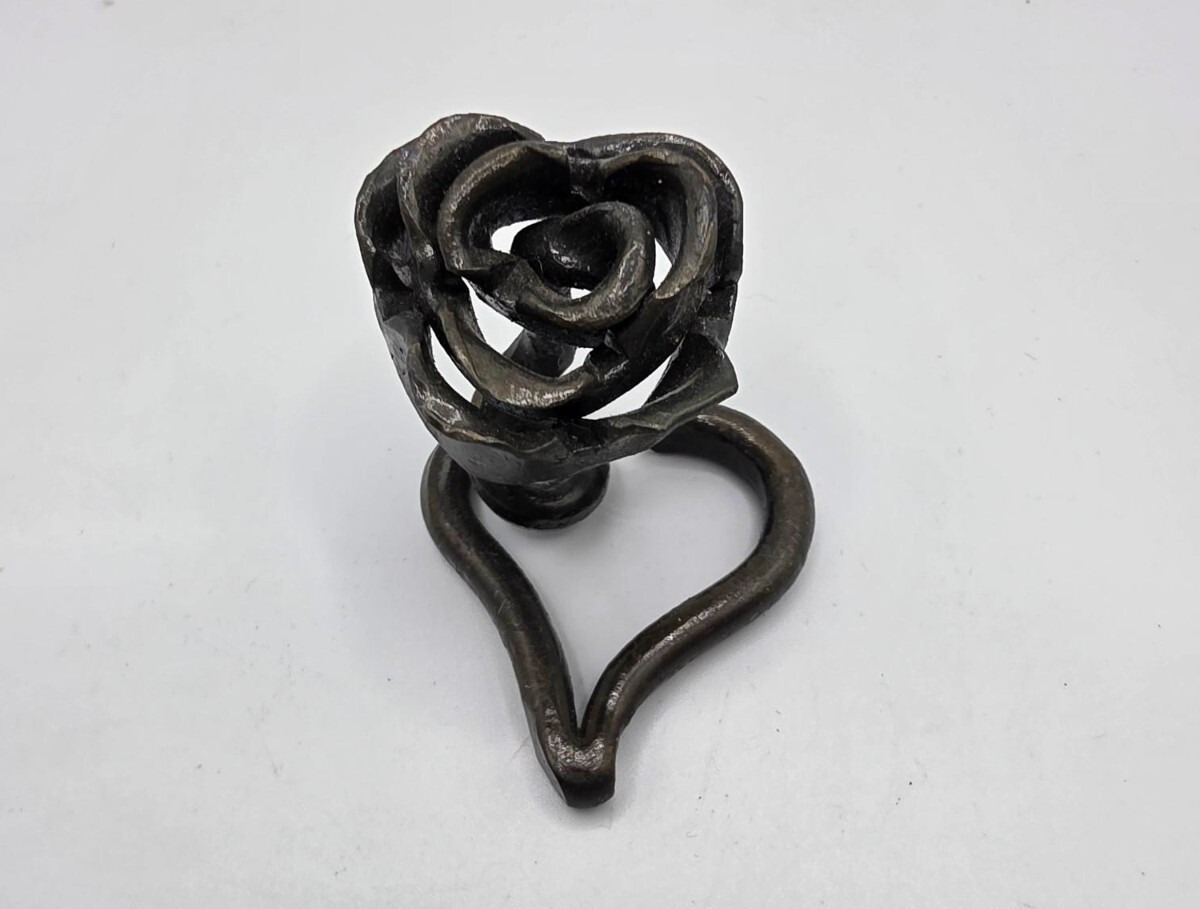 Metal Flower Heart Shape Bottom 1.5″